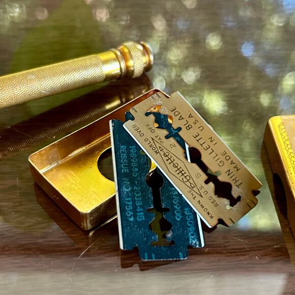 Vintage Gillette Gold Safety Razor Set w/ Blade Case & Blades - Picture 5 of 15